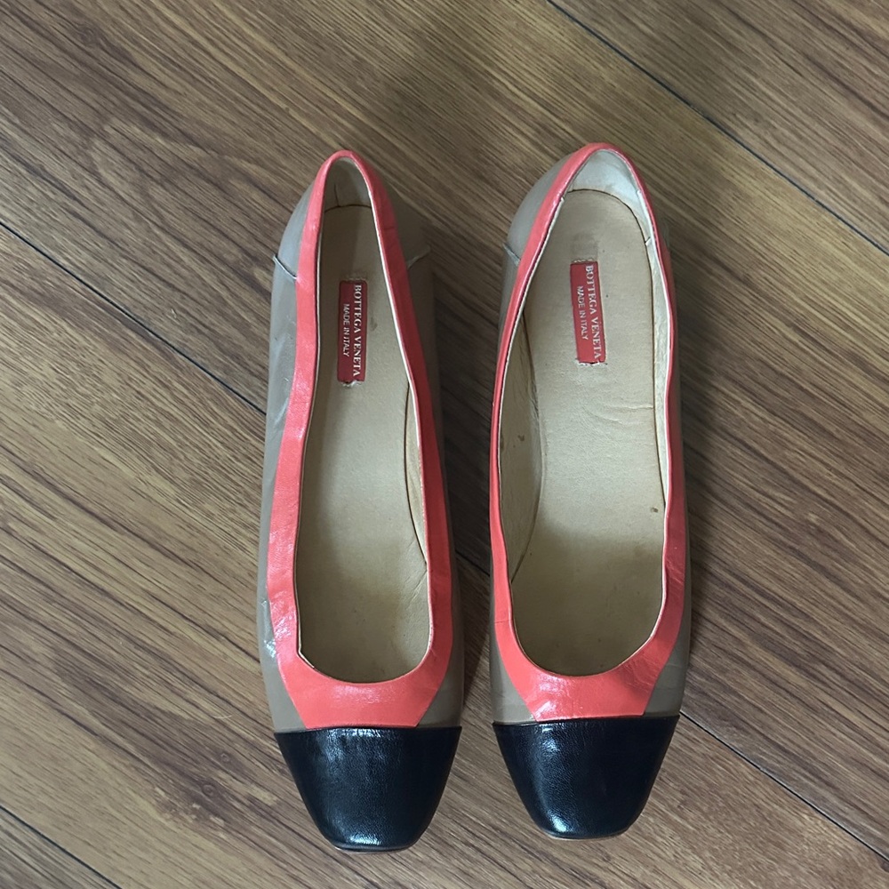 Vintage Bottega Veneta Women's Coral, Tan Black Cap Toe Flats - Picture 2 of 4